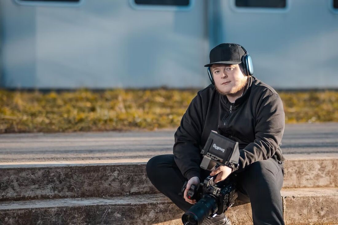 Yan Bolle, fondateur d'INVprod, caméra en main