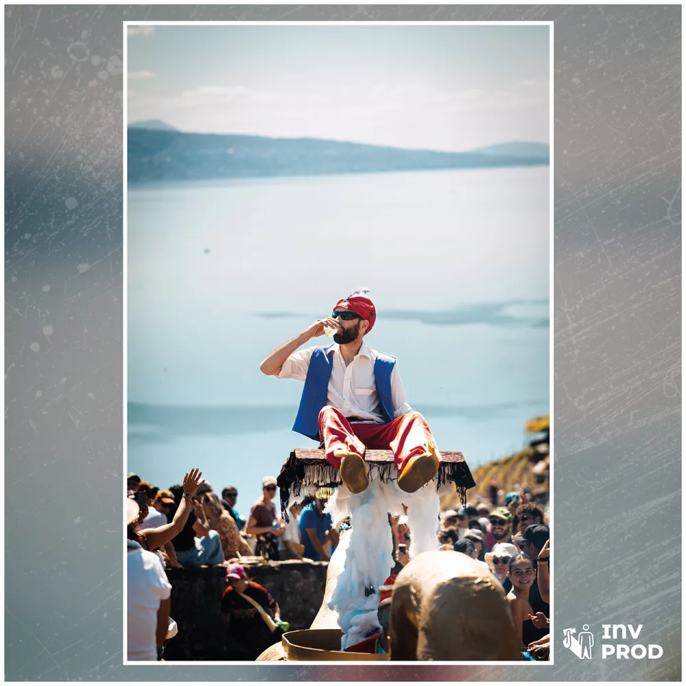 Participant costumé en Aladdin sur un tapis volant au-dessus du Léman, visuel encadré INVprod