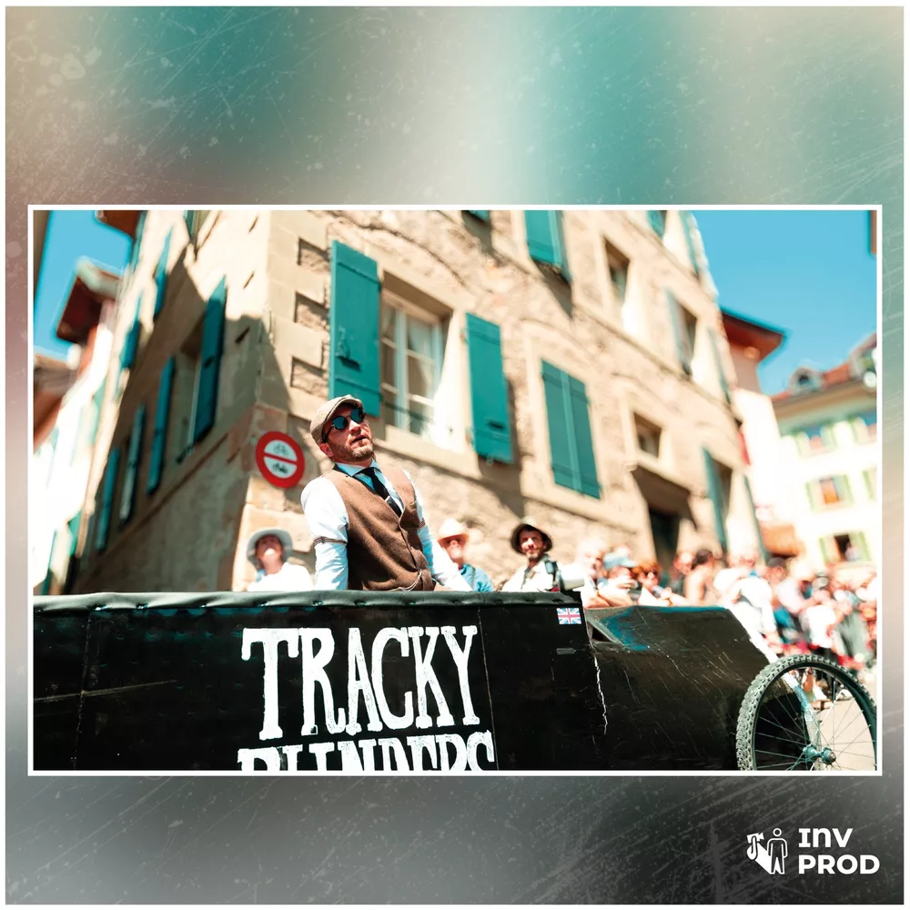 Pilote en casquette plate derrière le tracasset noir « Tracky Blinders »