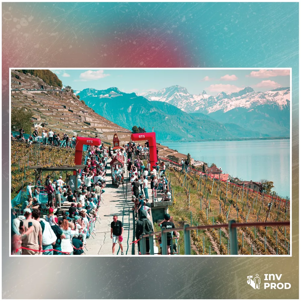 Foule sur le chemin des vignes d'Epesses sous les arches RTS, Alpes au fond