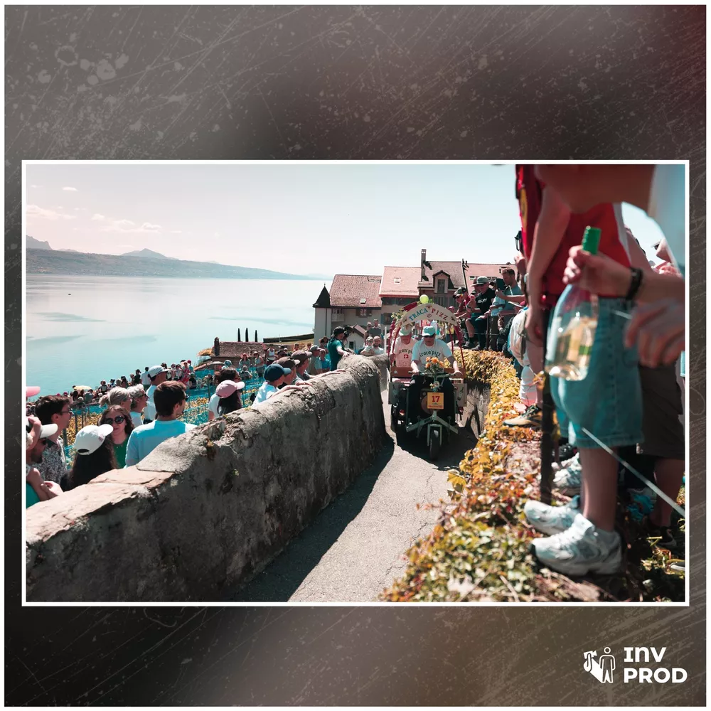 Tracasset qui descend le long d'un mur de vigne à Epesses, spectateurs et lac en contrebas