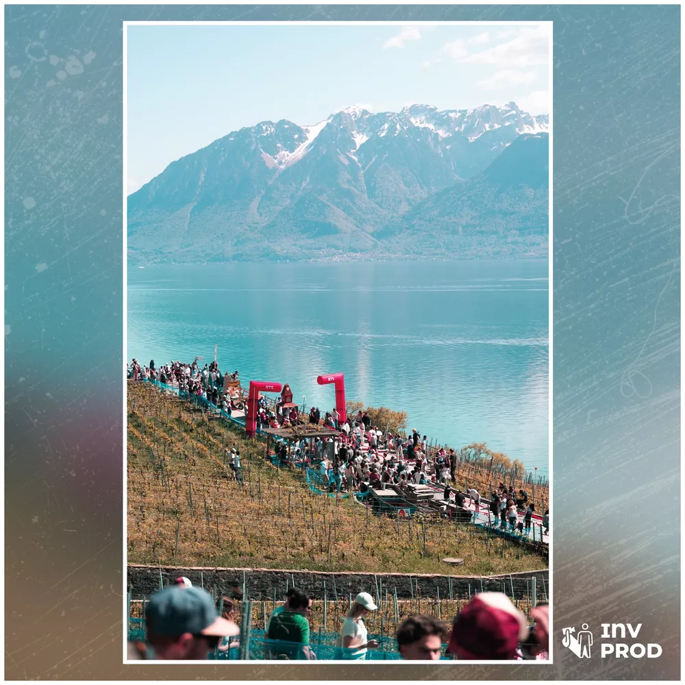 Arches RTS dans les vignes de Lavaux, le Léman et les montagnes enneigées derrière