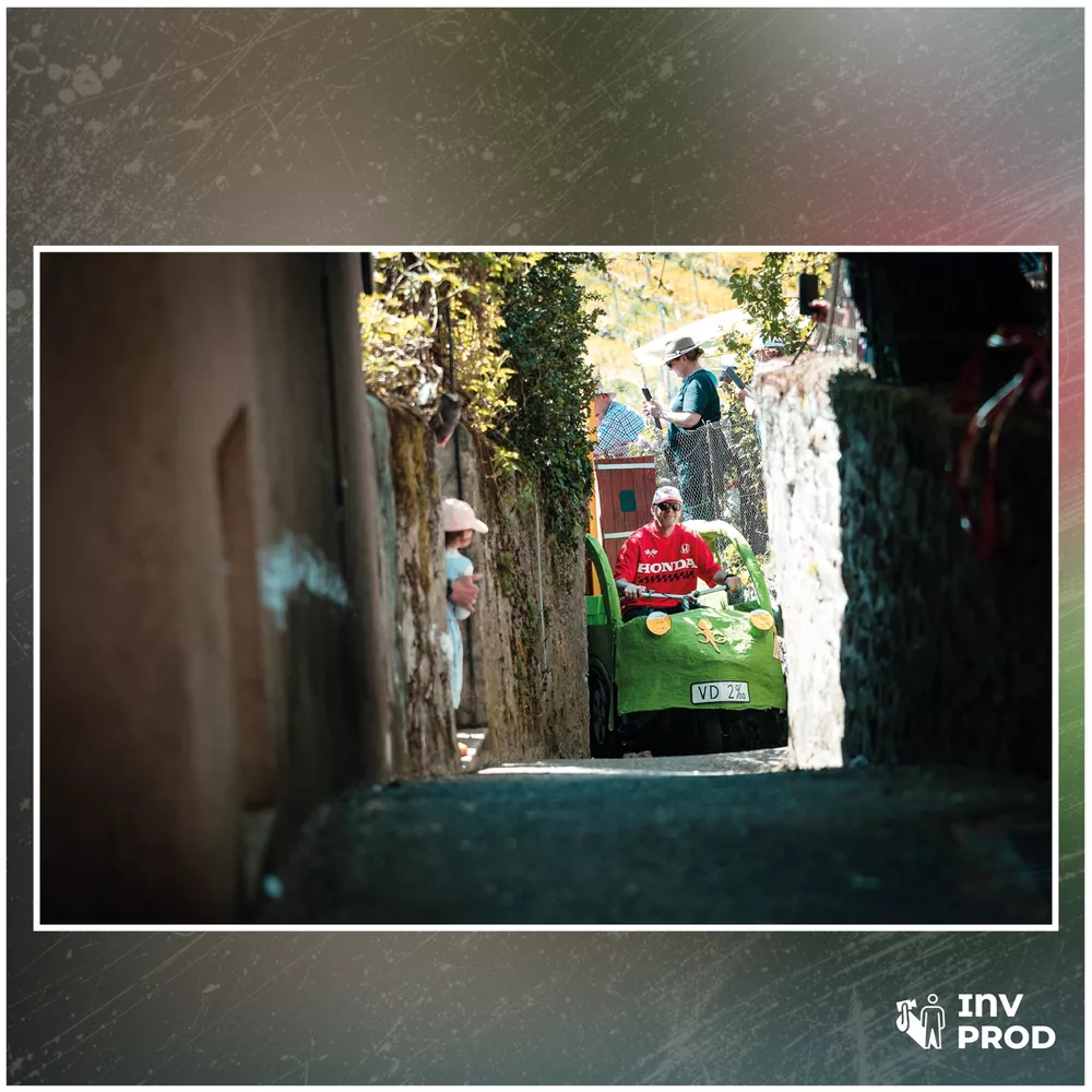 Tracasset vert « VD 2‰ » au fond d'une ruelle étroite entre deux murs