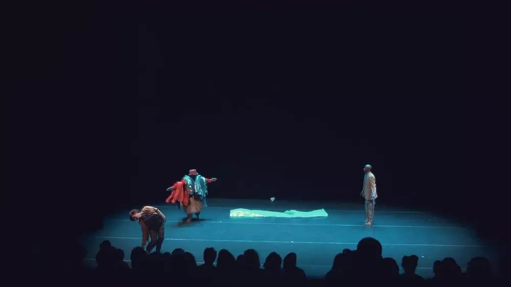 Plan large de la scène du Centre culturel des Terreaux, danseurs dispersés dans une lumière bleue