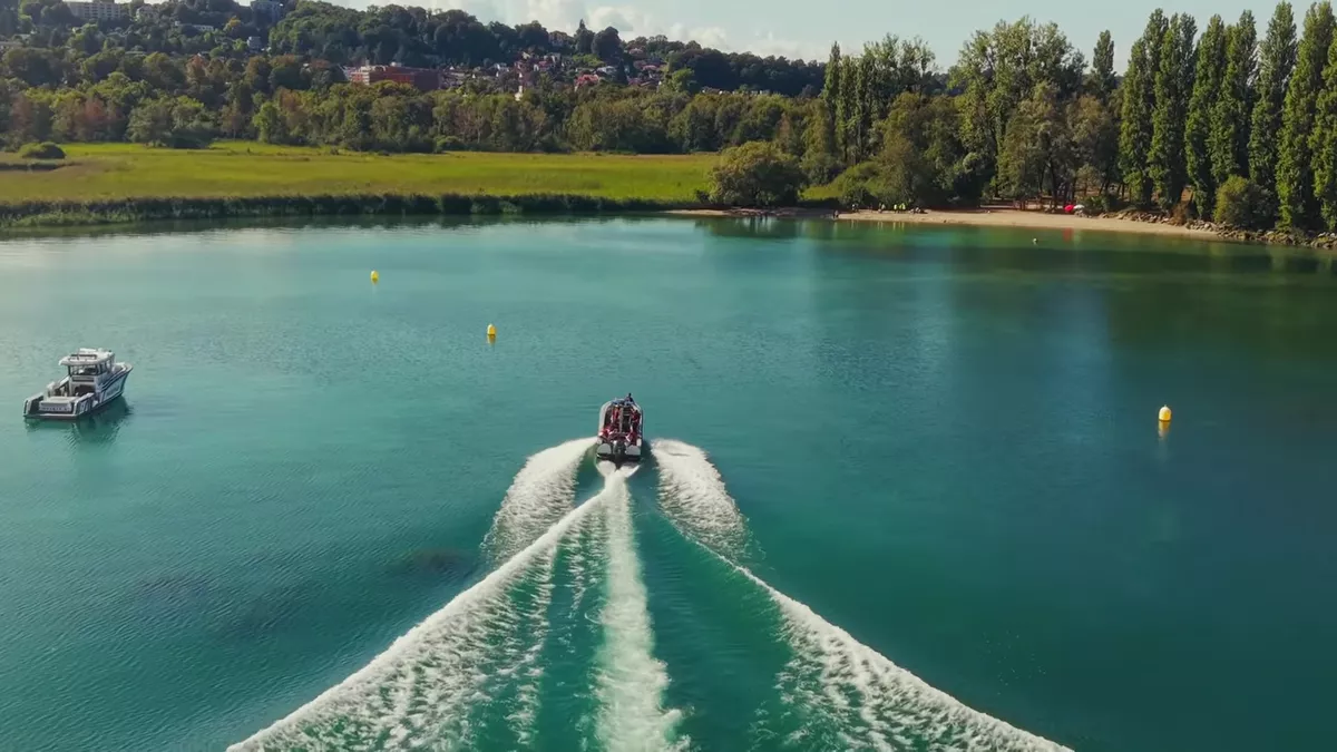 Bateau de sauvetage filant sur le lac à Yverdon-les-Bains, vu au drone