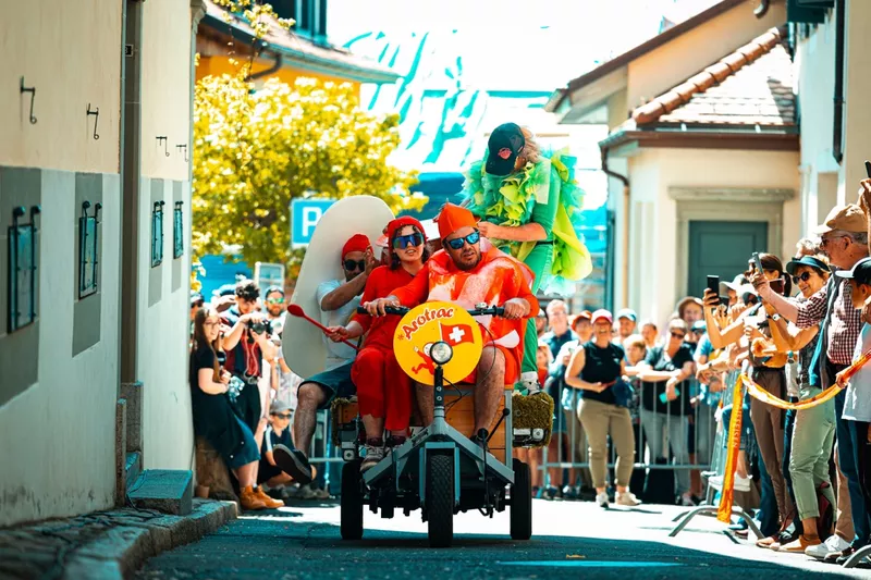 Équipage costumé qui descend une ruelle d'Épesses entre deux haies de spectateurs