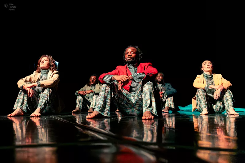 Cinq danseurs assis au sol genoux relevés, regards tournés vers la lumière, Centre culturel des Terreaux